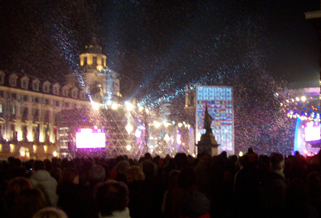 Thousands crowd Piazza Castillo for the Closing ceremonies